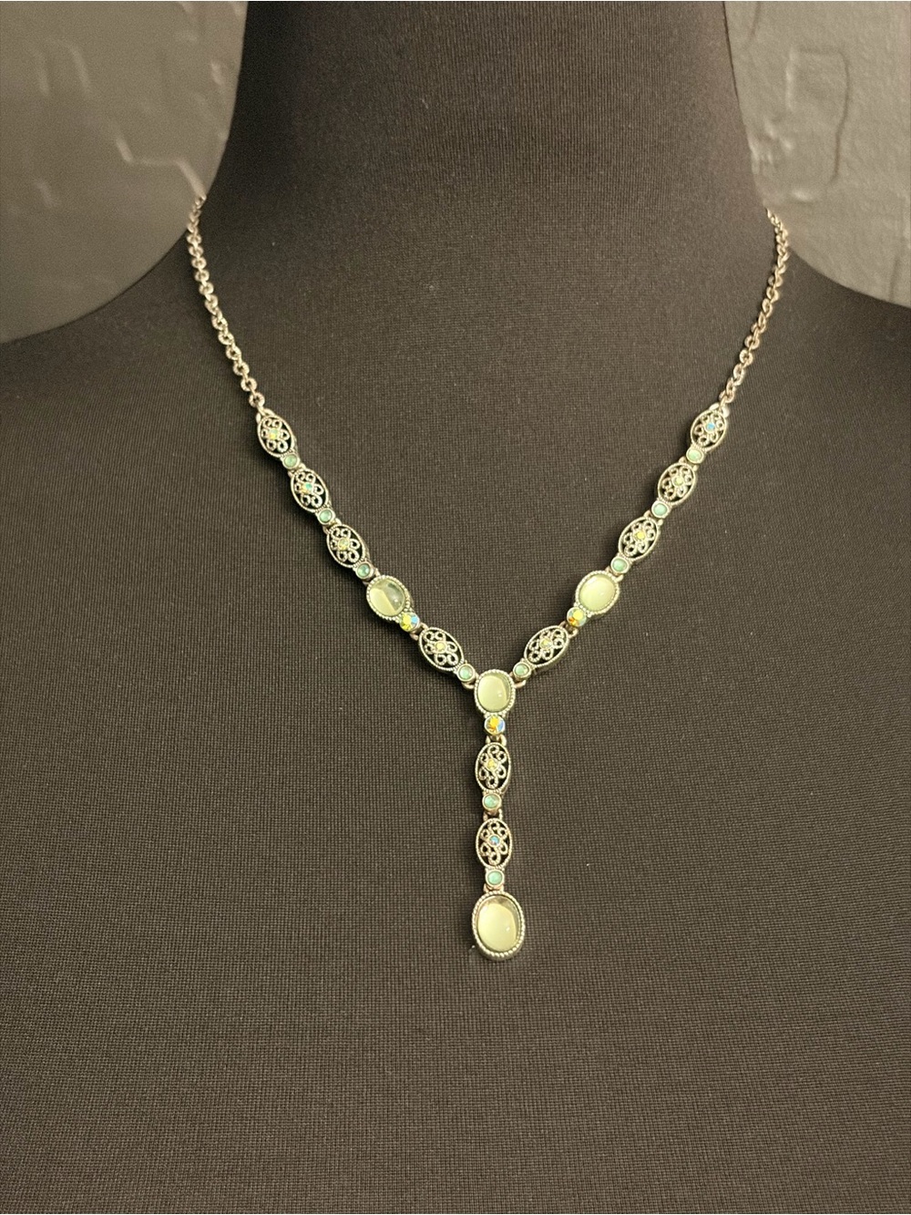 Filigree Pendant Necklace in Silver & Green Like New